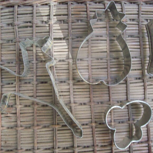 Vintage Metal Cookie Cutters Lot of 4 Reindeer Pineapple Half Moon and Cloud - Picture 2 of 4